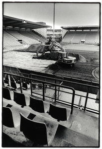 401284 Gezicht in het Stadion Galgenwaard (Herculesplein 331) te Utrecht, tijdens het vernieuwen van de grasmat.